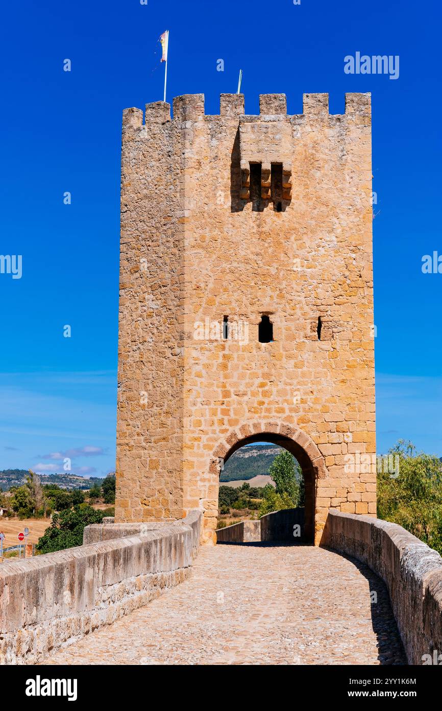 Zentraler Turm der mittelalterlichen Brücke von Frías. Frías, Las Merindades, Burgos, Castilla y León, Spanien, Europa Stockfoto