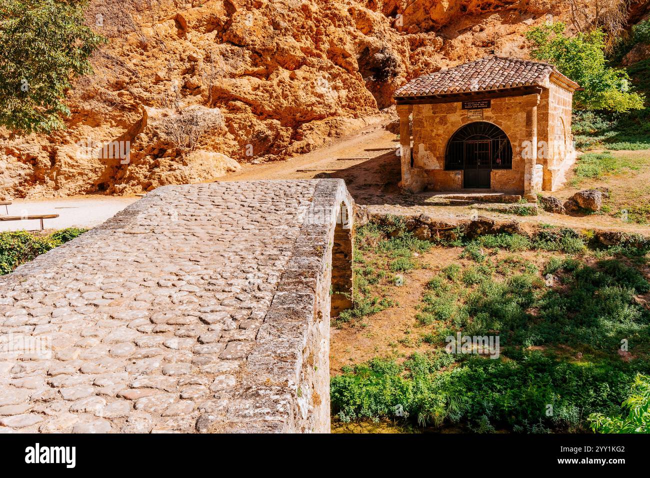 Kapelle des Heiligen Christus der Heilmittel - Santo Cristo de los remedios und mittelalterliche Brücke. Tobera, Frías, Las Merindades, Burgos, Castilla y León, Stockfoto
