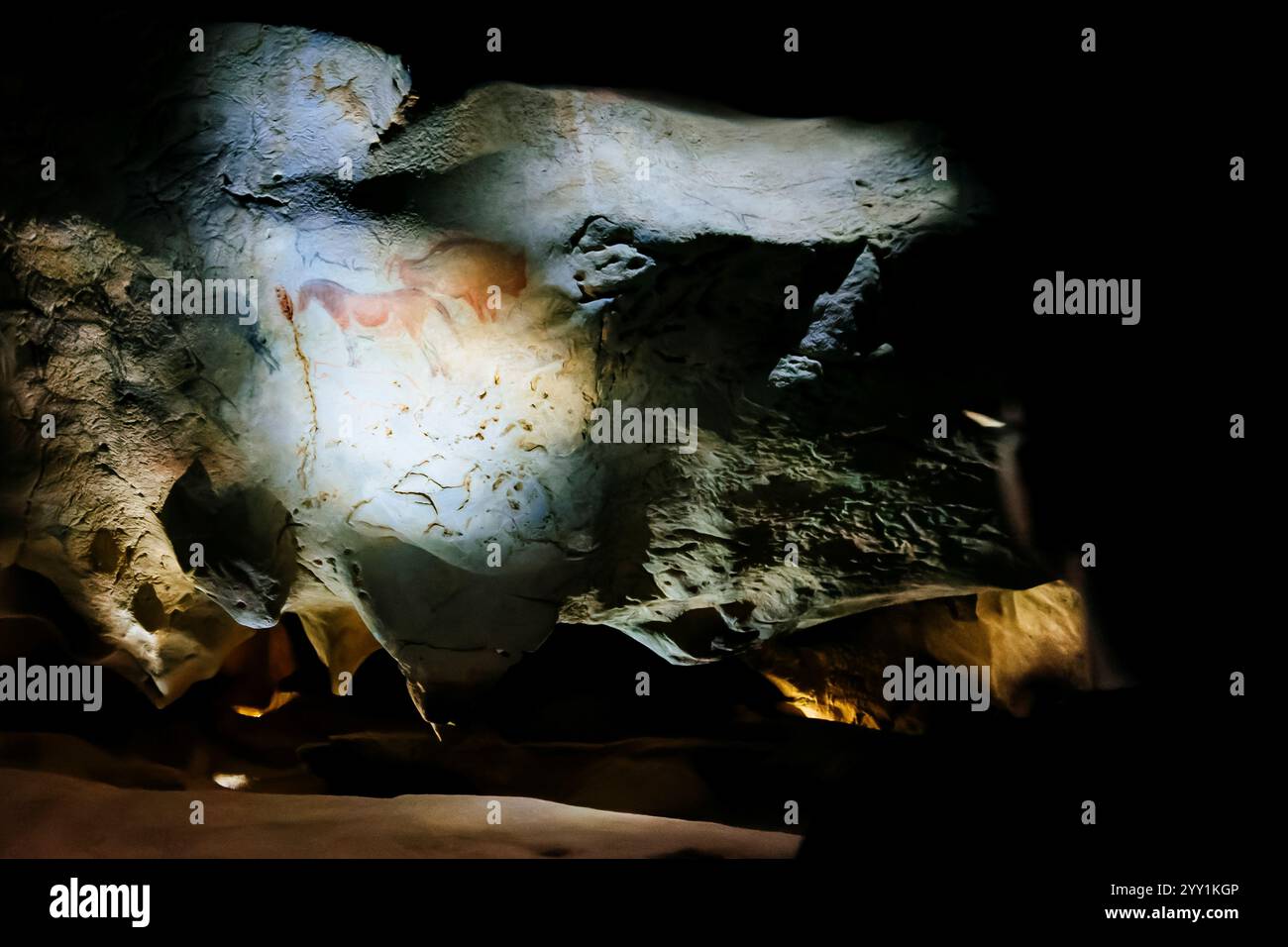 Nachbildung prähistorischer Höhlenmalereien. Nachbildung der Höhle Ekain im Sastarrain-Tal, bekannt für ihre Höhlenmalereien aus dem Magdalenischen pe Stockfoto