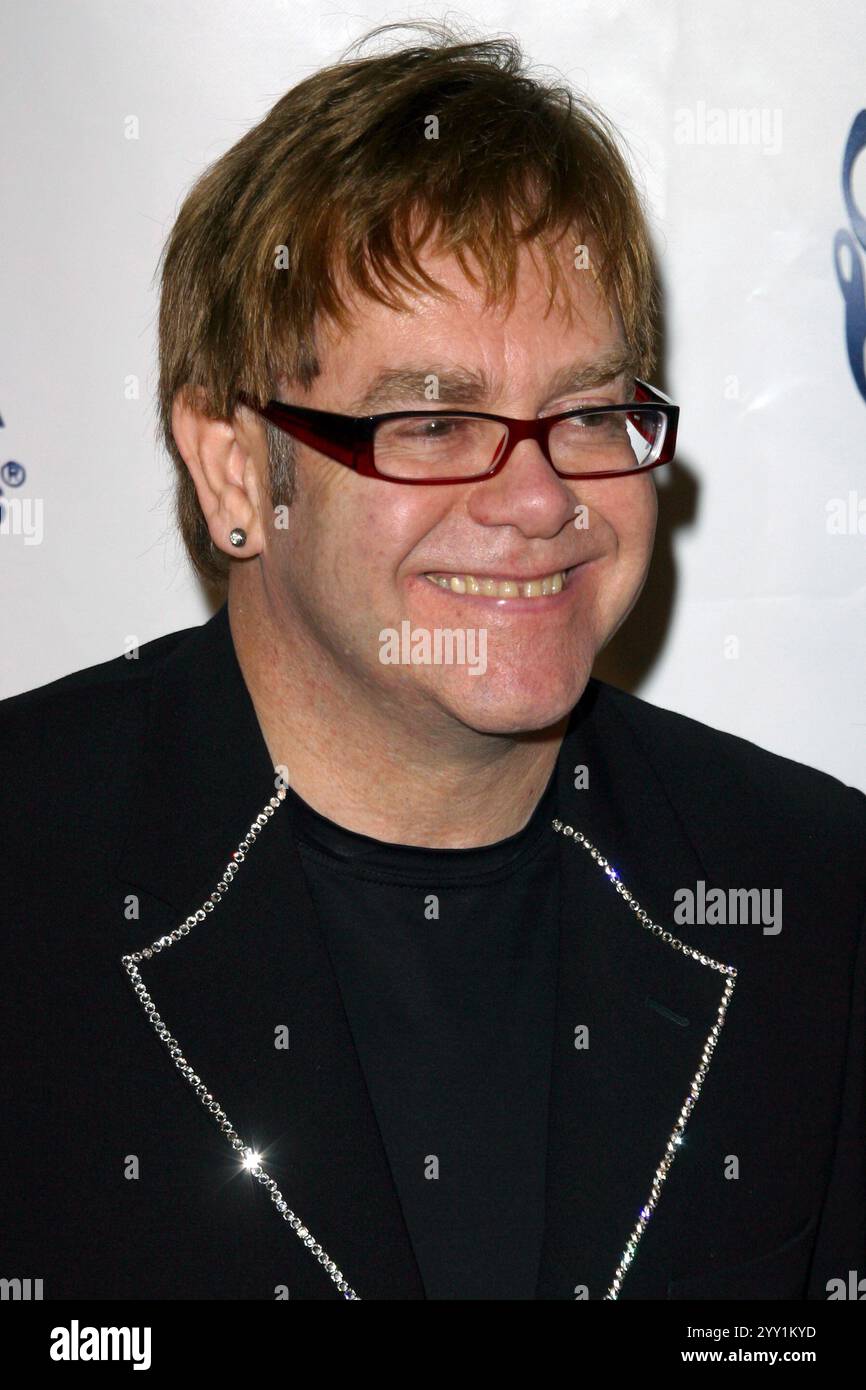 BEVERLY HILLS, CA, USA: Sir Elton John nimmt am 15. Oktober 2002 am 15. Carousel of Hope Ball Teil, der dem Barbara Davis Center for Childhood Diabetes im Beverly Hilton Hotel in Beverly Hills, Kalifornien zugute kommt. © Lee Roth / Roth Stock Celebrity Archives Stockfoto