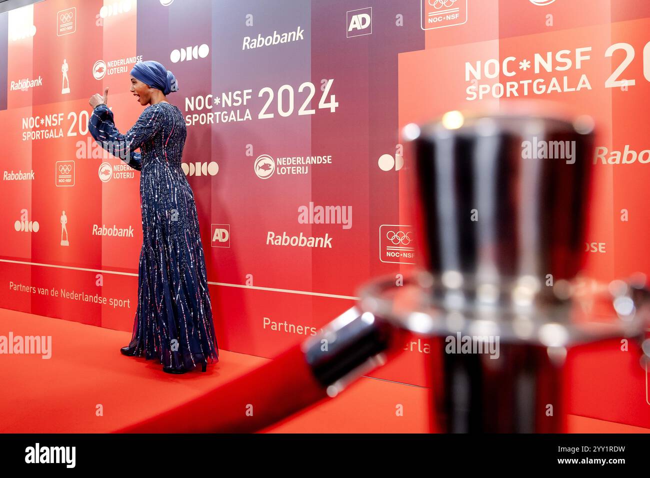 ARNHEM – Sifan Hassan auf dem roten Teppich vor der Verleihung der Sportpreise während der NOC*NSF Sports Gala. ANP ROBIN VAN LONKHUIJSEN Stockfoto