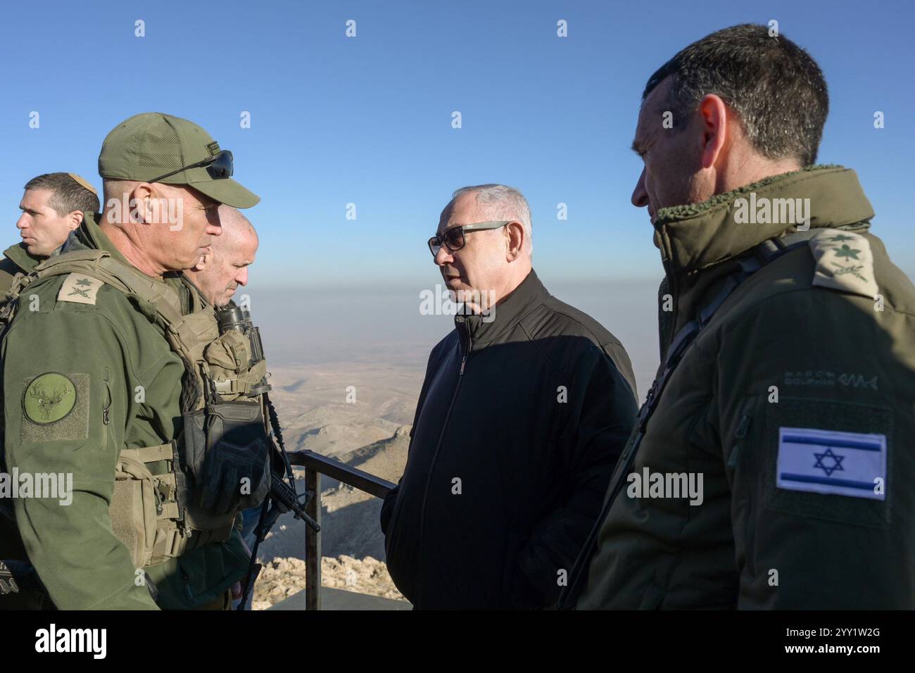 Mt. Hermon, Syrien. Dezember 2024. Der israelische Premierminister Benjamin Netanjahu besuchte den Gipfel des Mt. Hermon in Syrien am Dienstag, den 17. Dezember 2024, wo er eine Beurteilung mit Verteidigungsminister Israel Katz, dem Generalstabschef der IDF, durchgeführt hatte. Herzi Halevi, Leiter des nördlichen Kommandos Ori Gordin, und ISA-Direktor Ronen Bar, über die Ereignisse, die sich in Syrien nach dem Sturz seines ehemaligen Präsidenten Baschar al-Assad abspielen. Foto über das Büro des israelischen Premierministers/UPI Credit: UPI/Alamy Live News Stockfoto