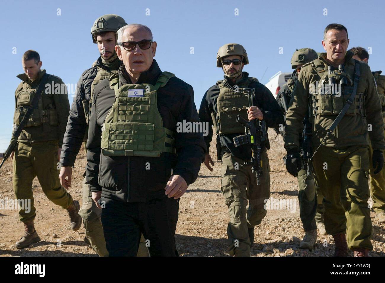 Mt. Hermon, Syrien. Dezember 2024. Der israelische Premierminister Benjamin Netanjahu besuchte den Gipfel des Mt. Hermon in Syrien am Dienstag, den 17. Dezember 2024, wo er eine Beurteilung mit Verteidigungsminister Israel Katz, dem Generalstabschef der IDF, durchgeführt hatte. Herzi Halevi, Leiter des nördlichen Kommandos Ori Gordin, und ISA-Direktor Ronen Bar, über die Ereignisse, die sich in Syrien nach dem Sturz seines ehemaligen Präsidenten Baschar al-Assad abspielen. Foto über das Büro des israelischen Premierministers/UPI Credit: UPI/Alamy Live News Stockfoto