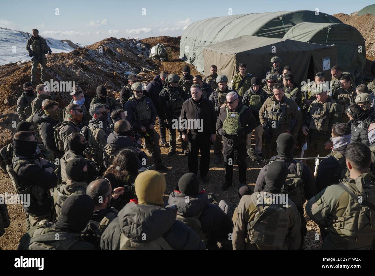 Mt. Hermon, Syrien. Dezember 2024. Der israelische Premierminister Benjamin Netanjahu besuchte den Gipfel des Mt. Hermon in Syrien am Dienstag, den 17. Dezember 2024, wo er eine Beurteilung mit Verteidigungsminister Israel Katz, dem Generalstabschef der IDF, durchgeführt hatte. Herzi Halevi, Leiter des nördlichen Kommandos Ori Gordin, und ISA-Direktor Ronen Bar, über die Ereignisse, die sich in Syrien nach dem Sturz seines ehemaligen Präsidenten Baschar al-Assad abspielen. Foto über das Büro des israelischen Premierministers/UPI Credit: UPI/Alamy Live News Stockfoto