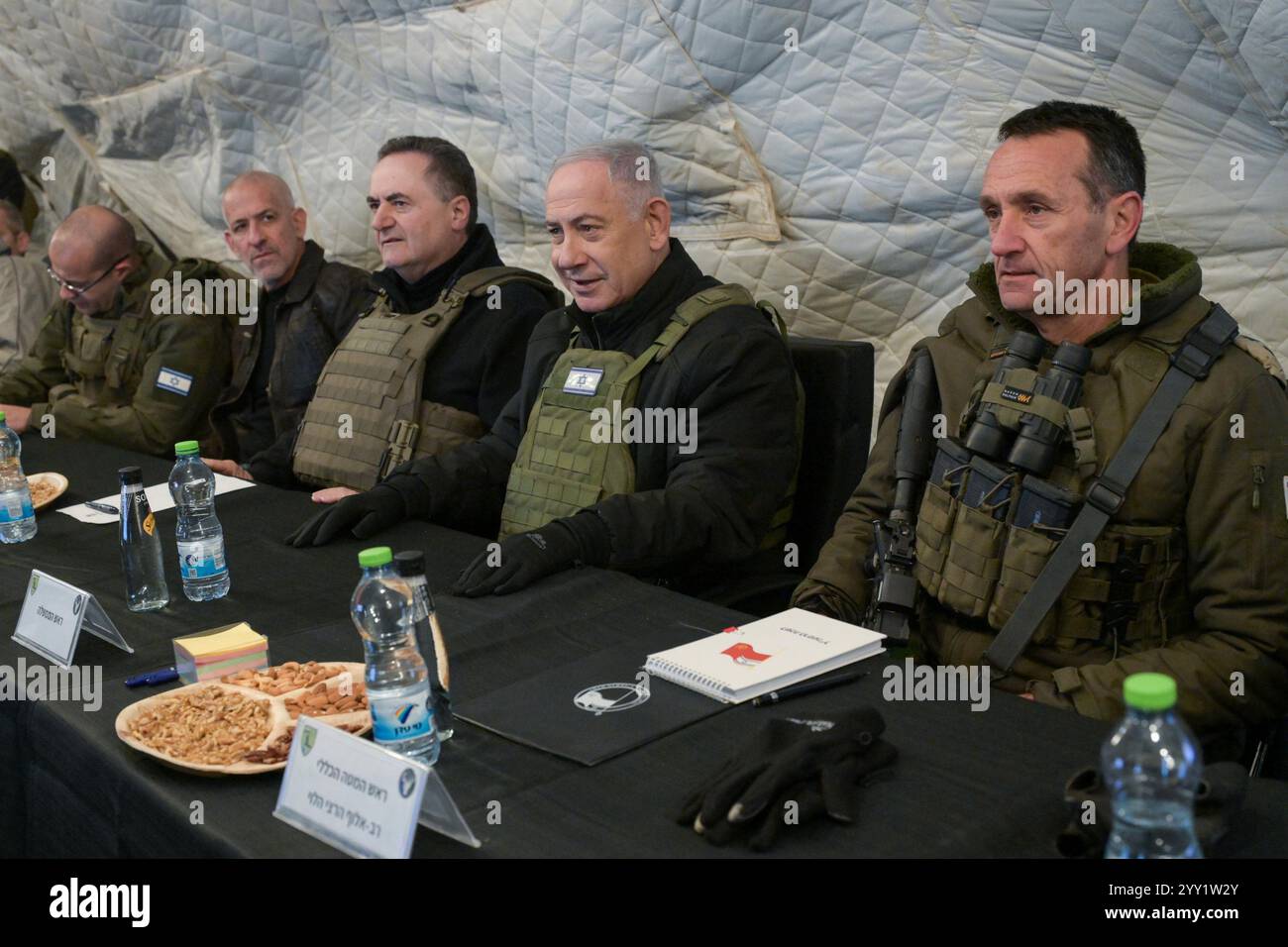 Mt. Hermon, Syrien. Dezember 2024. Der israelische Premierminister Benjamin Netanjahu besuchte den Gipfel des Mt. Hermon in Syrien am Dienstag, den 17. Dezember 2024, wo er eine Beurteilung mit Verteidigungsminister Israel Katz, dem Generalstabschef der IDF, durchgeführt hatte. Herzi Halevi, Leiter des nördlichen Kommandos Ori Gordin, und ISA-Direktor Ronen Bar, über die Ereignisse, die sich in Syrien nach dem Sturz seines ehemaligen Präsidenten Baschar al-Assad abspielen. Foto über das Büro des israelischen Premierministers/UPI Credit: UPI/Alamy Live News Stockfoto