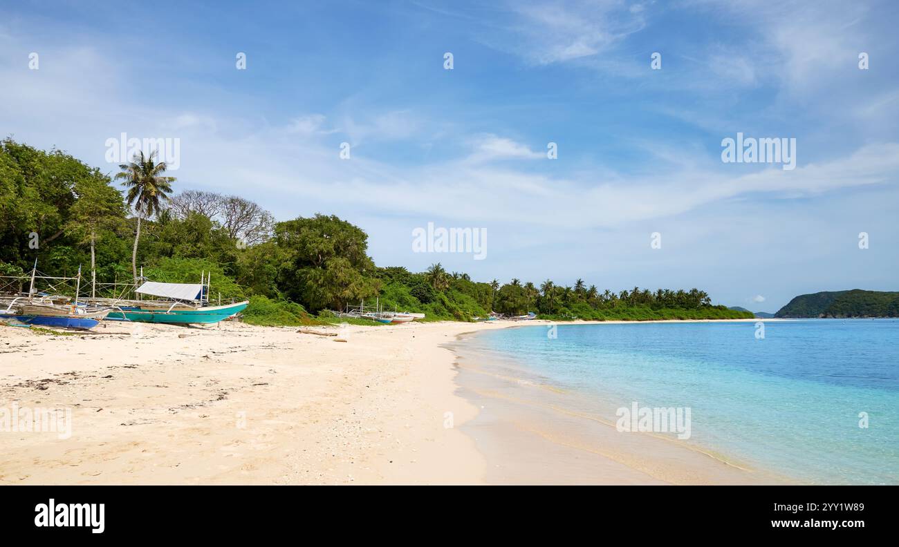 Ein wunderschöner tropischer Strand auf den Philippinen. Stockfoto