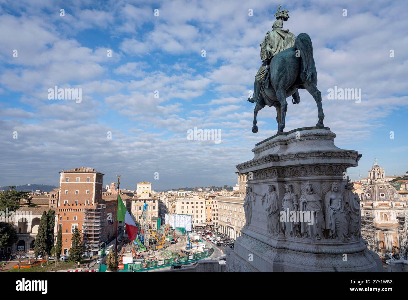 "Konstellationen von Rom", so lautet der Titel der monumentalen Intervention, die Pietro Ruffo an den zehn Silos unterzeichnet hat, die die Baustelle der Metro C auf der Piazza Venezia begrenzen. Das erste Werk eines Zyklus wurde vorgestellt, der sich in den kommenden Monaten auf dieser neuen Oberfläche abwechseln wird, die der zeitgenössischen Kunst verliehen wird. Mit „Murales“, dem Titel des Projekts, das von Webuild, einem Unternehmen, das am Bau der C-Linie der U-Bahn in Rom arbeitet, gefördert wurde, verwandelt sich die Baustelle in eine Gelegenheit zur Stadterneuerung. Stockfoto