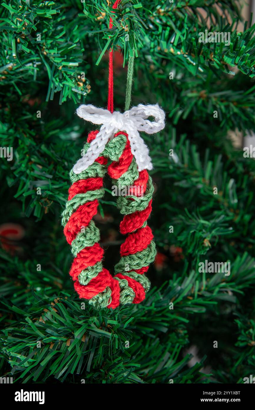 Handgefertigtes Häkelschmuck für Weihnachtsbaumdekoration – rustikales und umweltfreundliches Weihnachtsdekor Stockfoto