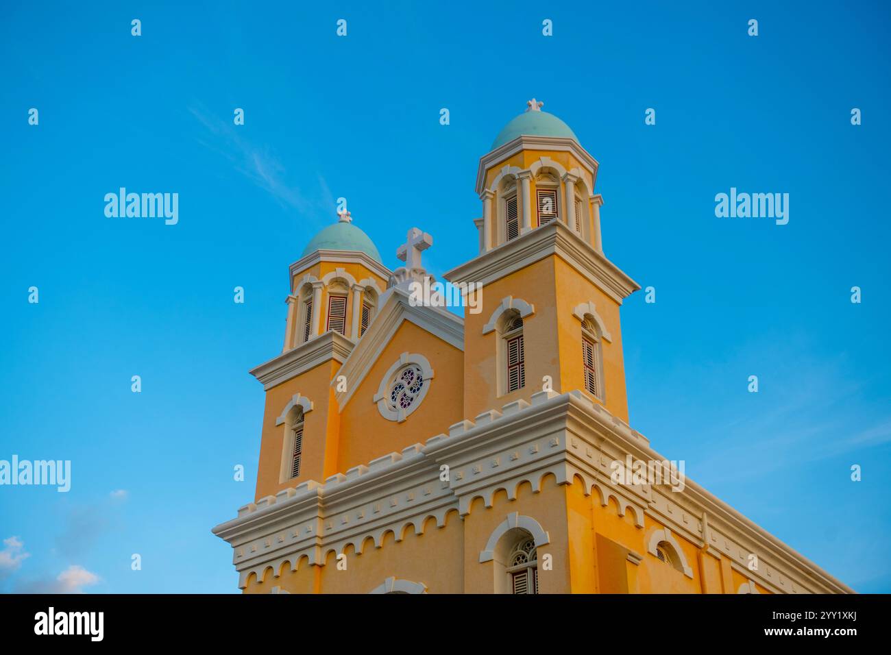 Santa Famia Kirche im historischen Zentrum von Otrobanda in Willemstad, Curacao. Das historische Willemstad gehört zum UNESCO-Weltkulturerbe. Stockfoto