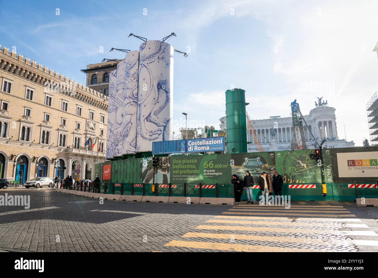 "Konstellationen von Rom", so lautet der Titel der monumentalen Intervention, die Pietro Ruffo an den zehn Silos unterzeichnet hat, die die Baustelle der Metro C auf der Piazza Venezia begrenzen. Das erste Werk eines Zyklus wurde vorgestellt, der sich in den kommenden Monaten auf dieser neuen Oberfläche abwechseln wird, die der zeitgenössischen Kunst verliehen wird. Mit „Murales“, dem Titel des Projekts, das von Webuild, einem Unternehmen, das am Bau der C-Linie der U-Bahn in Rom arbeitet, gefördert wurde, verwandelt sich die Baustelle in eine Gelegenheit zur Stadterneuerung. (Foto: Stefano Costantino/SOPA Images/SIPA USA) Stockfoto