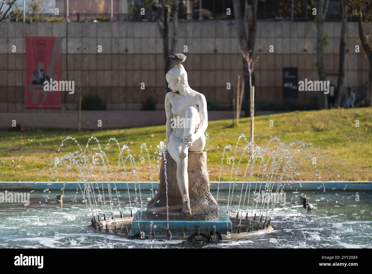 Eine Marmorskulptur einer Frau am Brunnen in der Nähe des berühmten Weißen Turms in Thessaloniki, Griechenland. Stockfoto