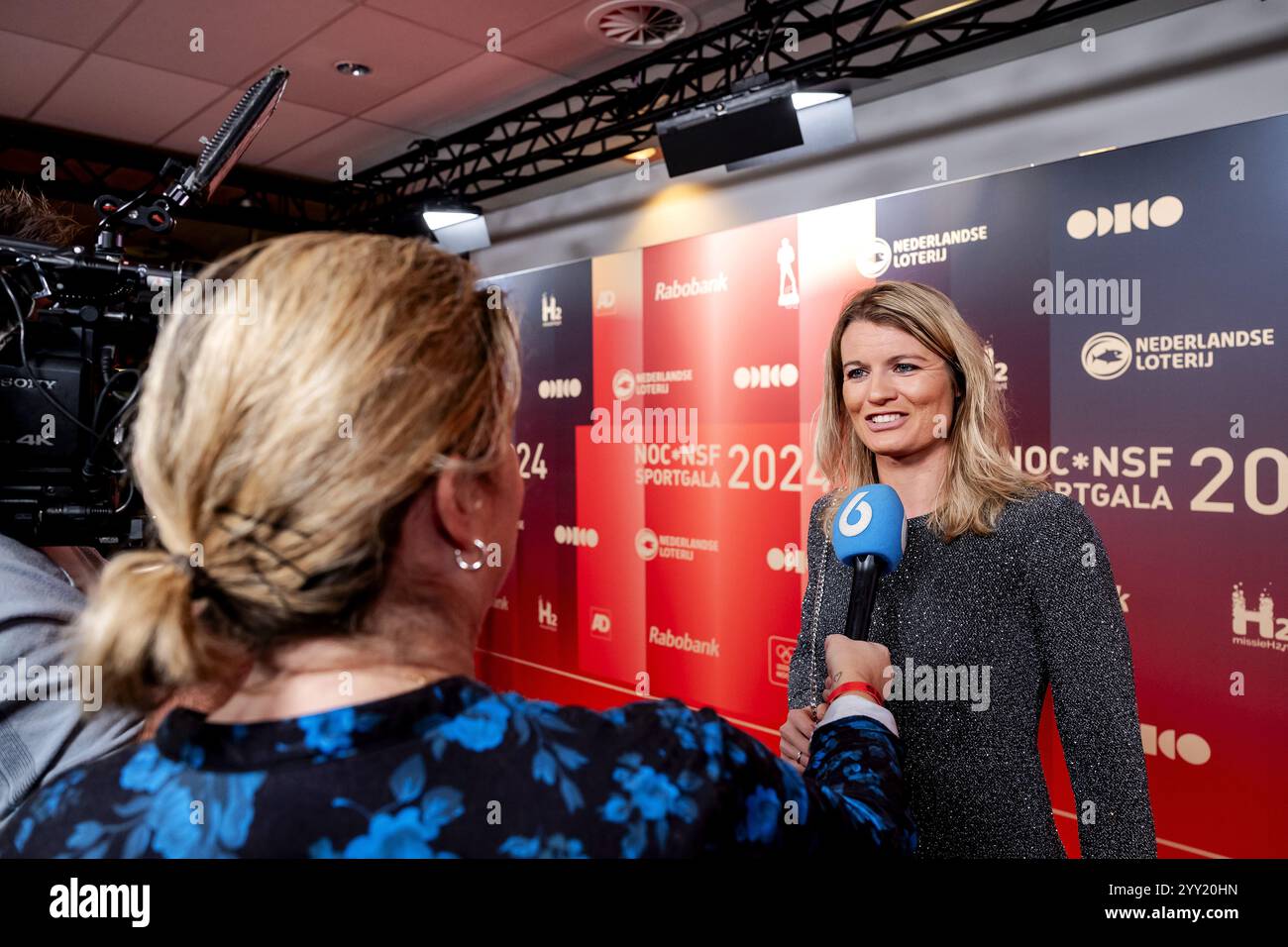 ARNHEM - Dafne Schippers auf dem roten Teppich vor der Verleihung der Sportpreise während der NOC*NSF Sports Gala. ANP ROBIN VAN LONKHUIJSEN Stockfoto