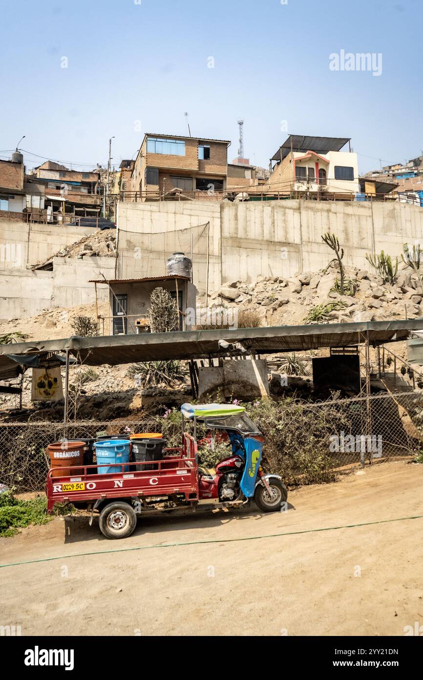 Peruanische lebhafte informelle Siedlung mit Transportwagen Stockfoto