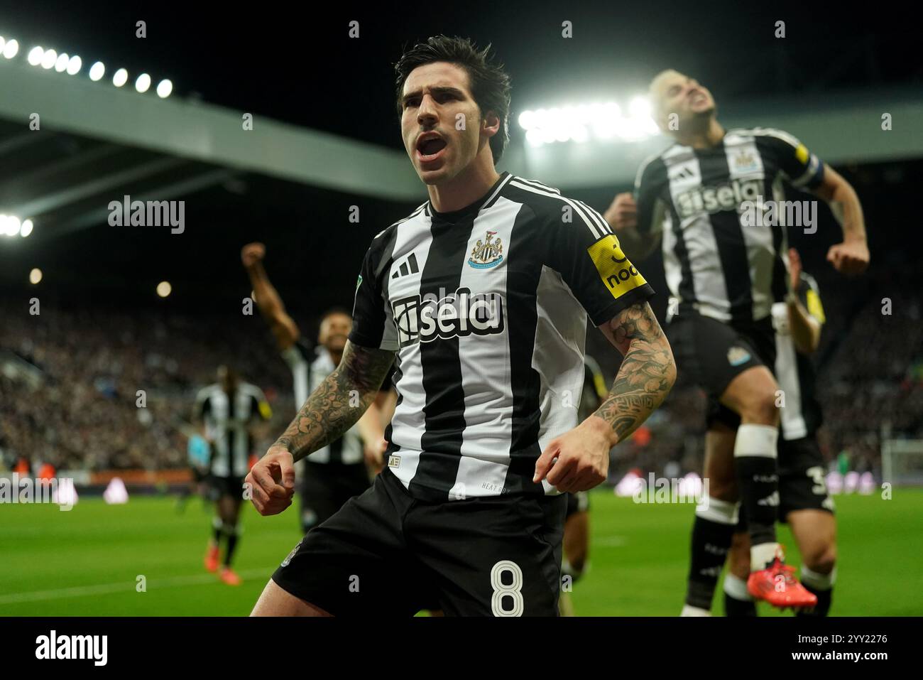 Sandro TONALi von Newcastle United feiert das erste Tor ihrer Mannschaft im Viertelfinale des Carabao Cup im St. James' Park in Newcastle upon Tyne. Bilddatum: Mittwoch, 18. Dezember 2024. Stockfoto