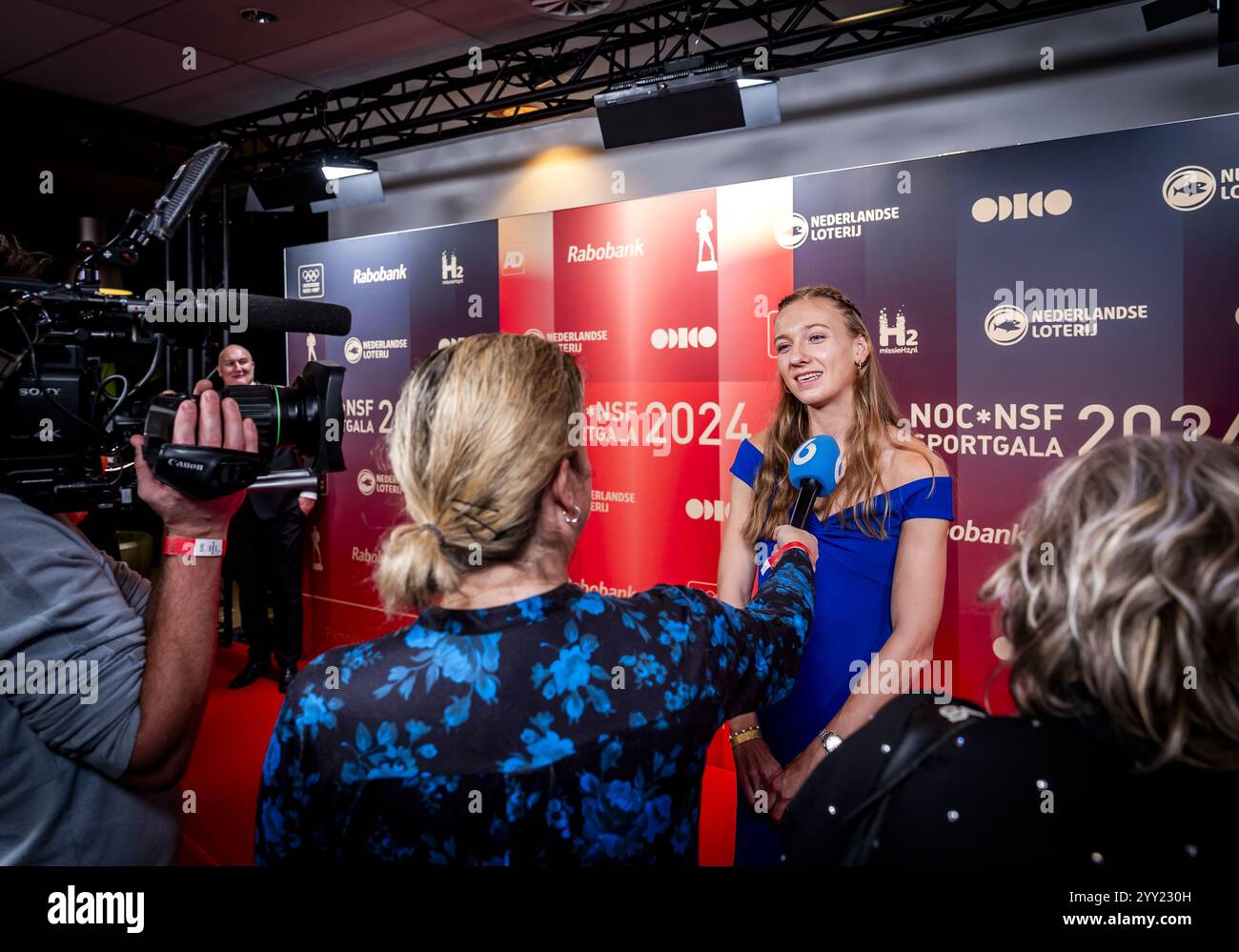 ARNHEM – Femke Bol auf dem roten Teppich vor der Verleihung der Sportpreise während der NOC*NSF Sports Gala. ANP REMKO DE WAAL Stockfoto
