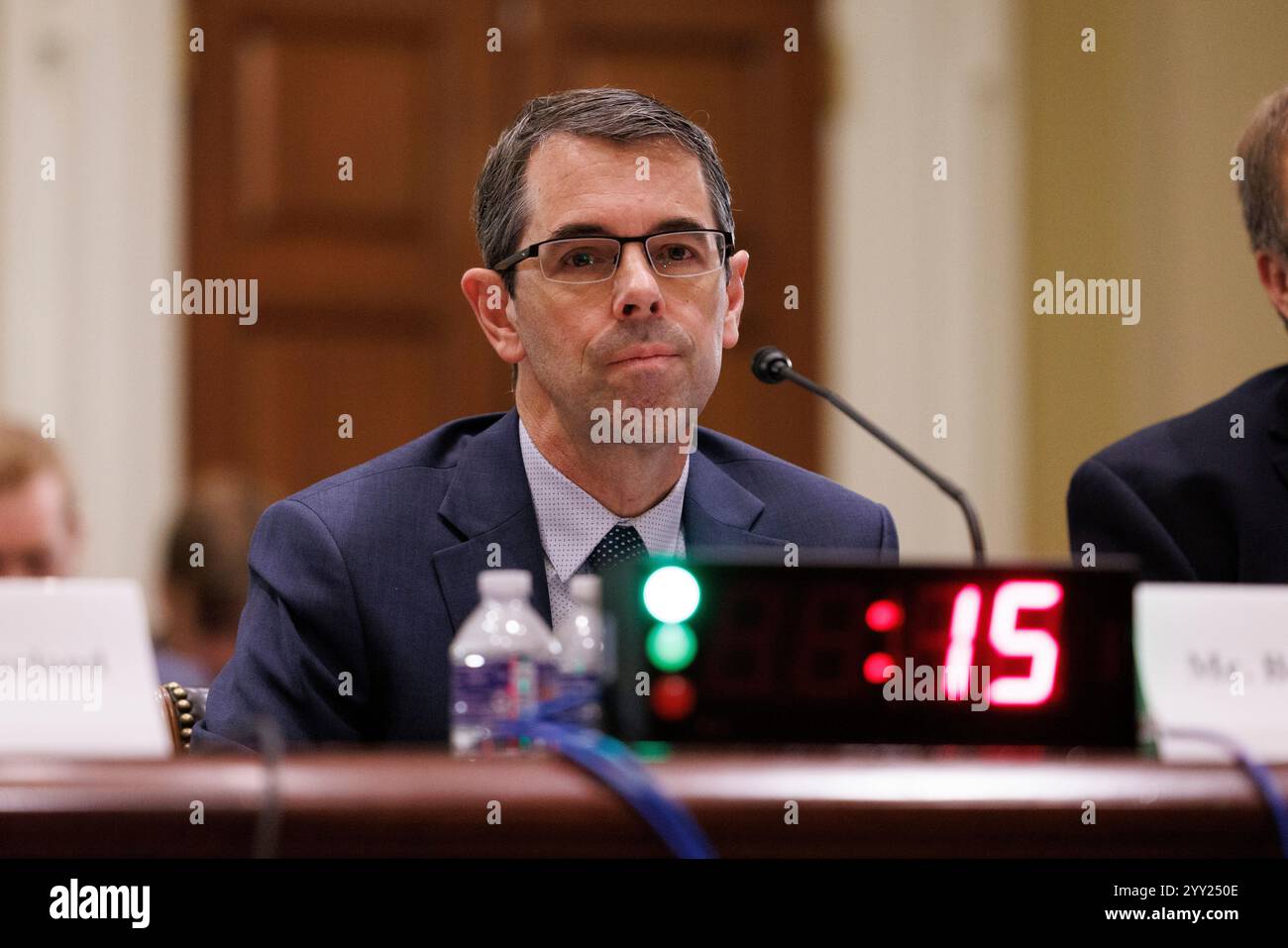 Washington, Usa. Dezember 2024. Bradley Bowman sagt bei einer Anhörung des House Committee on House Administration über ausländische Einmischung bei US-Wahlen in Washington, DC, am Mittwoch, den 18. Dezember, aus. 2024. (Foto: Aaron Schwartz/SIPA USA). Quelle: SIPA USA/Alamy Live News Stockfoto