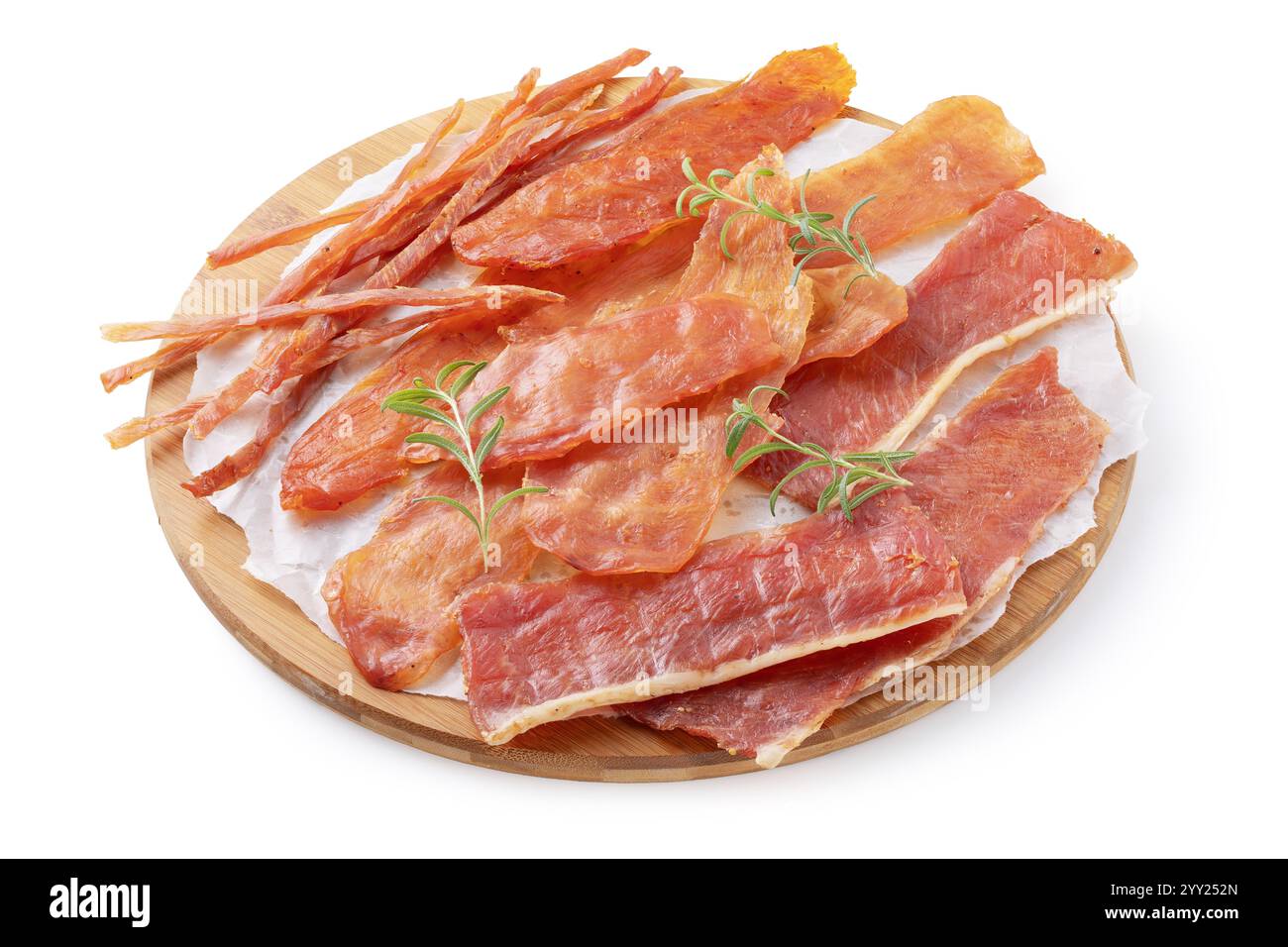Vier Arten von Schweinefleisch, Huhn und putenfleisch mit Rosmarinzweigen auf einem runden Holztablett isoliert auf weißem Hintergrund, geräuchertes Bier Stockfoto