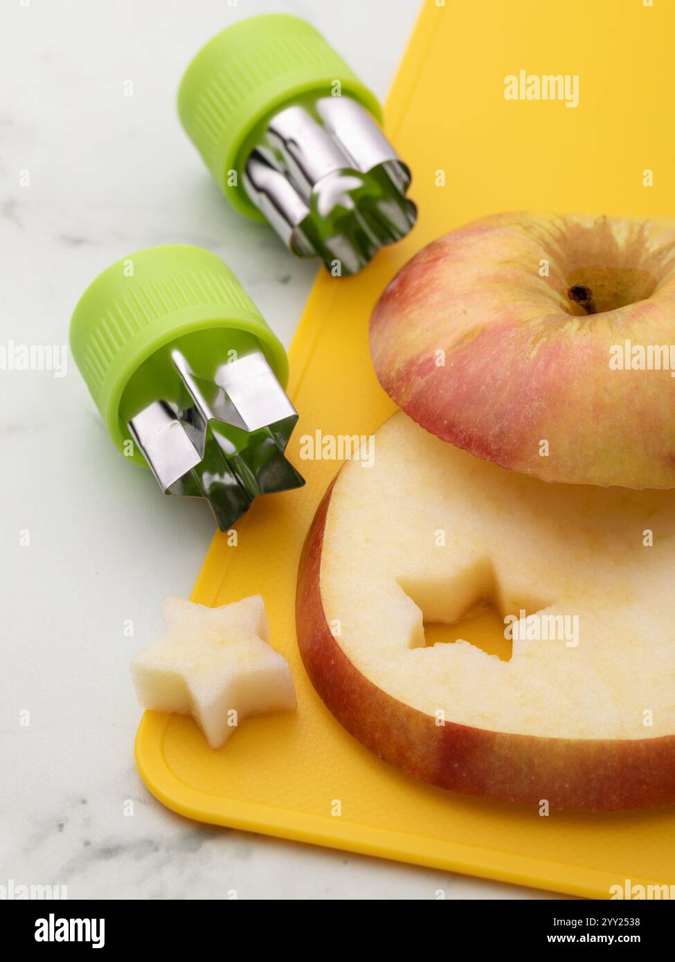 Stanzmesser und ein ausgeschnittenes Stück Apfel in Form eines Sterns, Nahaufnahme Stockfoto