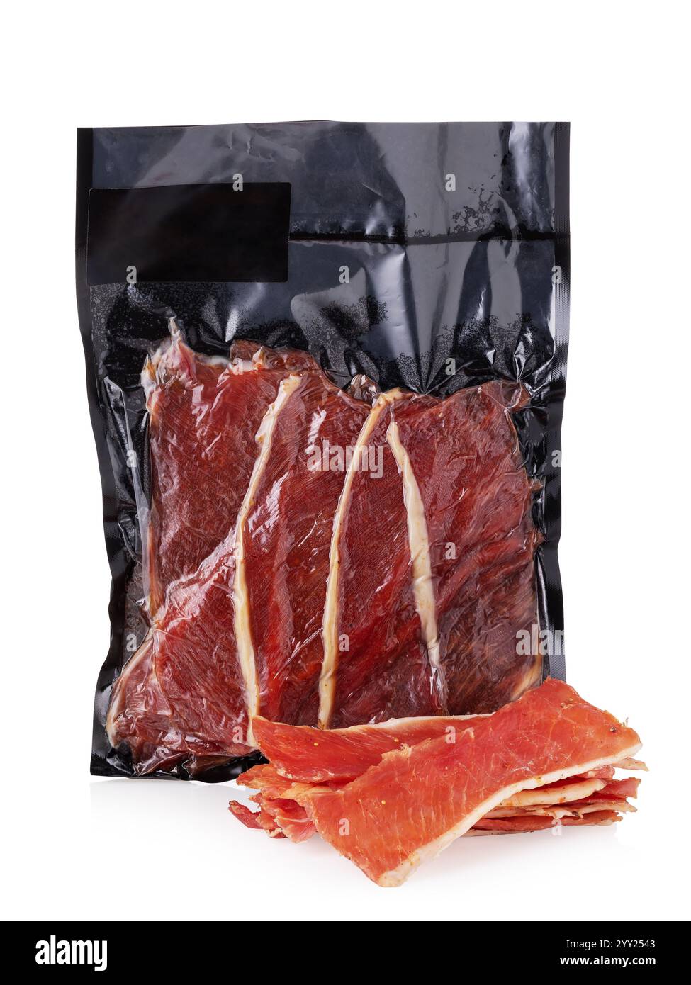 Geräucherte Schweinefleisch-Chips in Vakuumverpackung isoliert auf weißem Hintergrund Stockfoto