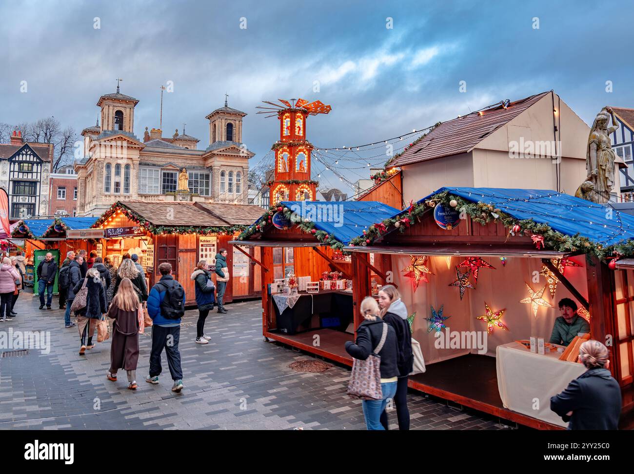Kingston upon Thames, London, England - 15. Dezember 2024: Weihnachtsmarkt mit festlichen Ständen, blinkenden Lichtern, handgefertigten Geschenken im historischen A Stockfoto