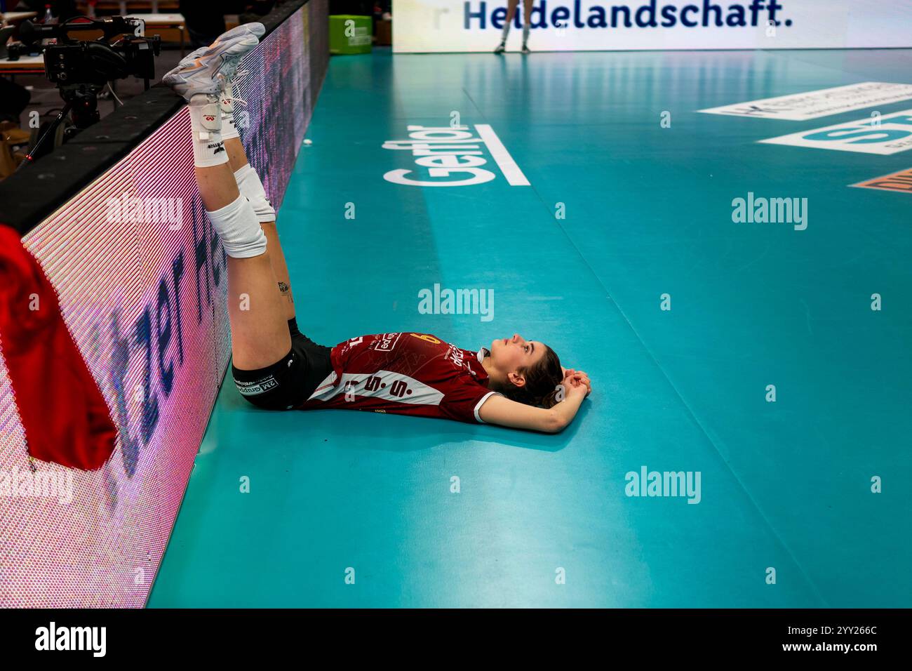 Potsdam, Deutschland. Dezember 2024. Volleyball, Frauen: DVV Cup, SC Potsdam - VCO Dresden, Halbfinale, MBS Arena Potsdam: Potsdamer Anna Koulberg reagiert nach der Heimniederlage. Quelle: Julius Frick/dpa/Alamy Live News Stockfoto