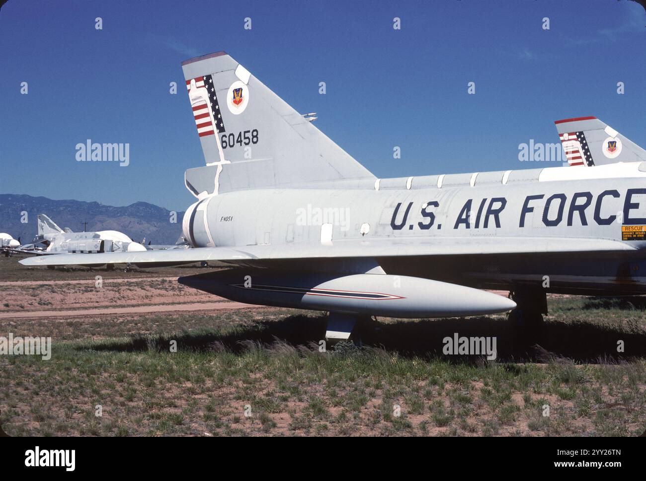 F-106A AF# 56-0458 war die sechste F-106 von Convair. Nach einem kurzen Aufenthalt in der Holloman AFB für Auswurfsitztests wurde sie für die meiste Zeit ihres aktiven Lebens der 48. FIS in Langley AFB zugewiesen. Mit dem 48. Umbau ging das Flugzeug 1982 zum Air Defense Weapons Center in Tyndall AFB. Es wurde im April 1984 an AMARC übertragen, in einen QF-106 umgewandelt und im April 1993 an Tyndall AFB geliefert. Es wurde im September 1995 von einer AIM-9 bei der 1st NULLO (Not Under Live Local Operator) Live Feuermission abgeschossen. Stockfoto