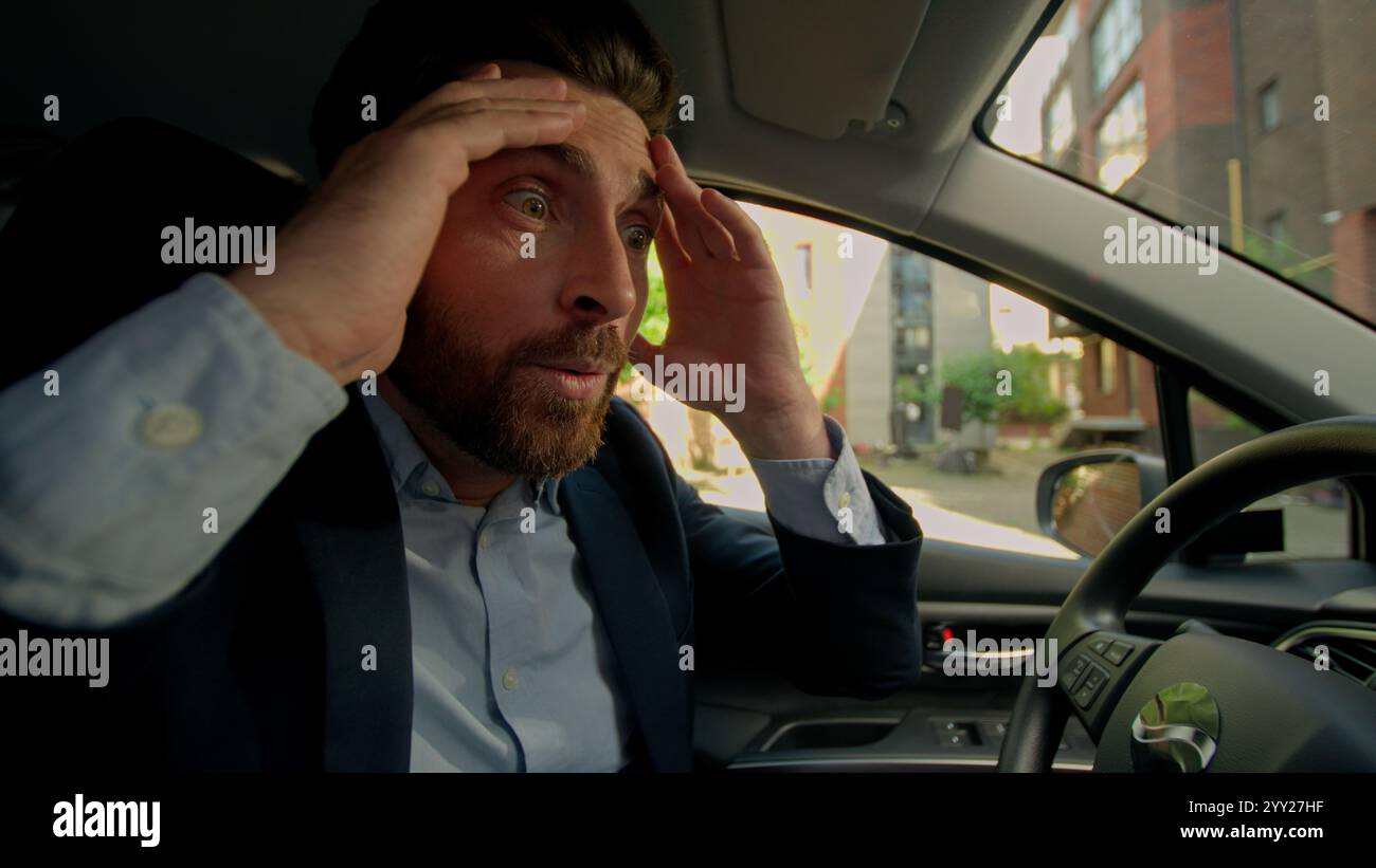 Kaukasischer Mann Geschäftsmann Fahrer männlicher Mann im Auto glücklich aufgeregt kaufen neue Luxusauto erreichen modernen Elektroauto Transport Stockfoto