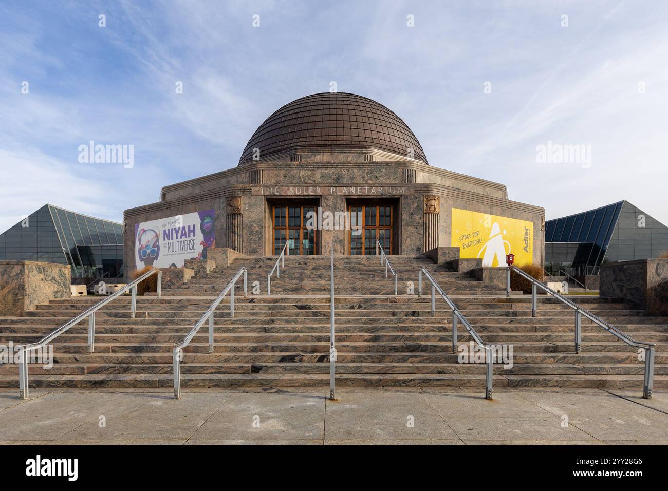 Das Adler Planetarium befindet sich auf dem Museum Campus in der Innenstadt von Chicago und ist das erste Planetarium Amerikas. Stockfoto