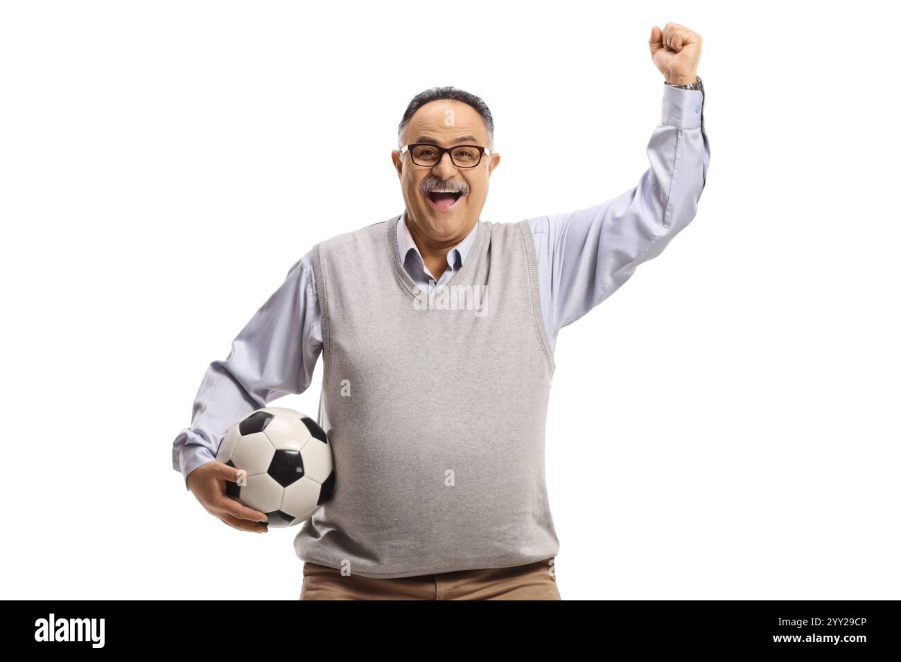 Älterer Fußballfan jubelt mit einem Ball isoliert auf weißem Hintergrund Stockfoto