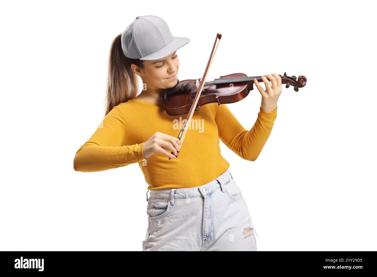 Junge trendige Frau, die eine Geige spielt, isoliert auf weißem Hintergrund Stockfoto