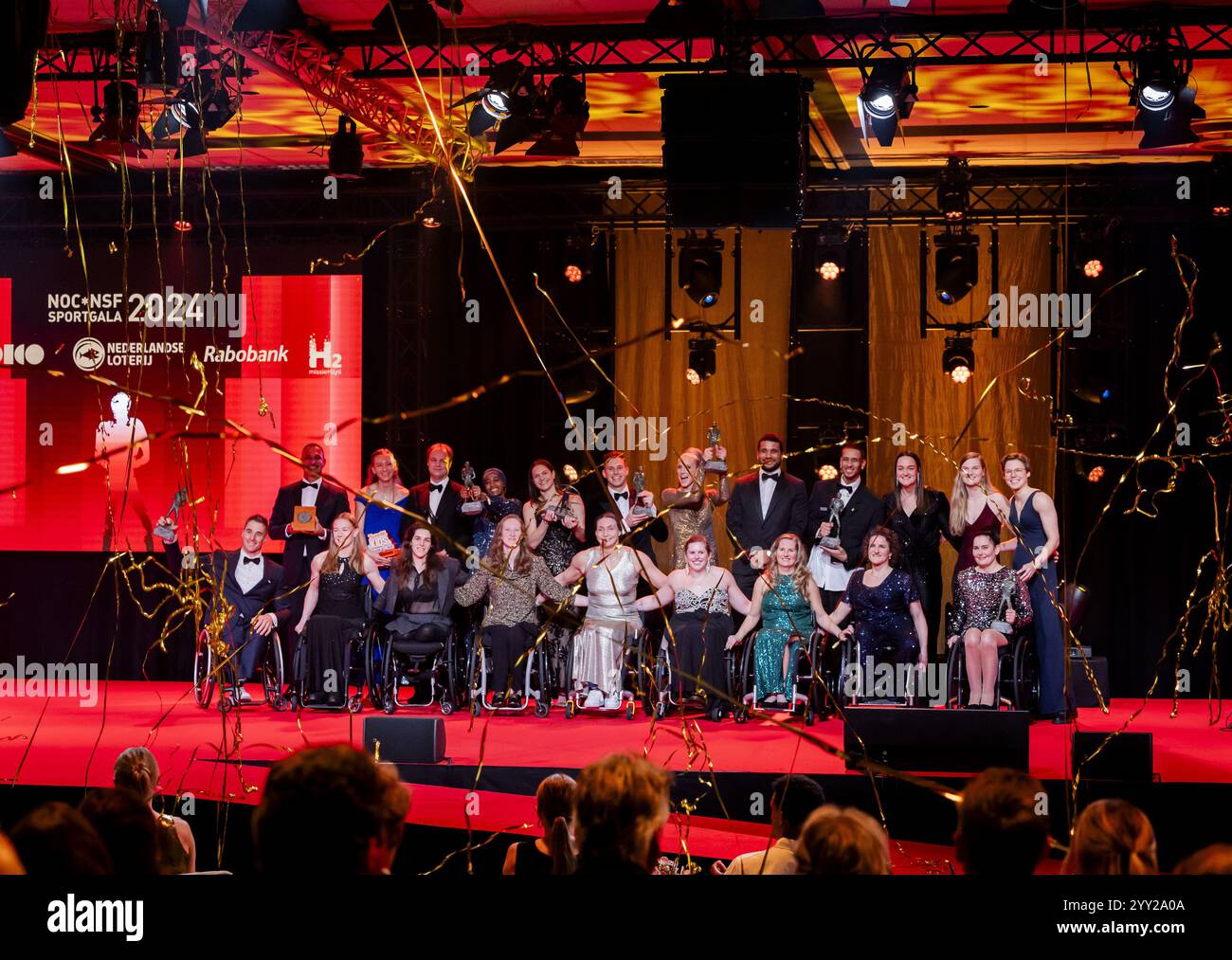 ARNHEIM - alle Gewinner auf dem Podium nach der Verleihung der Sportpreise während der NOC*NSF Sports Gala. ANP ROBIN VAN LONKHUIJSEN Stockfoto
