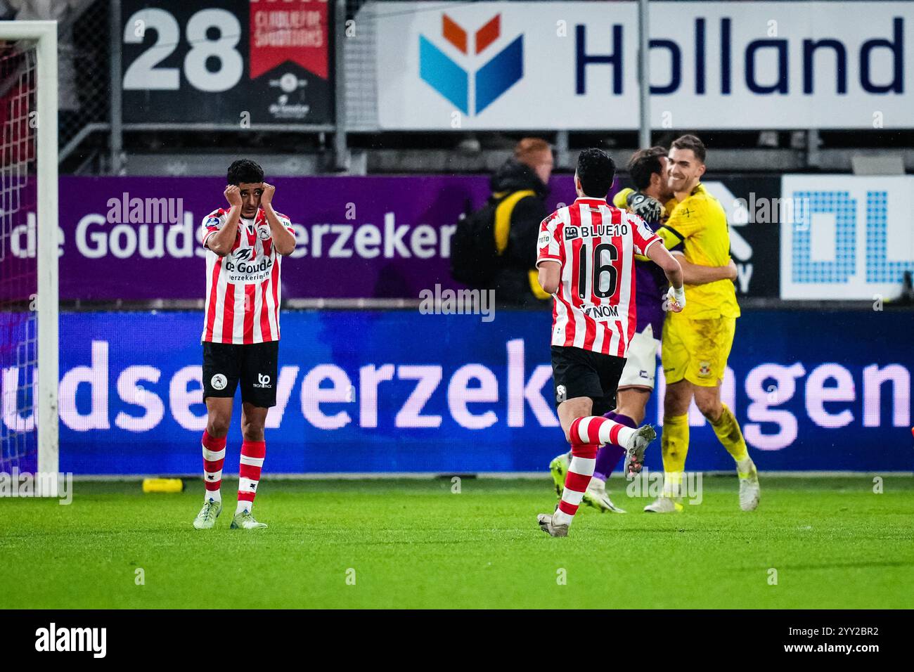 Rotterdam - Ayoub Oufkir von Sparta Rotterdam, Torhüter Jari de Busser von Go Ahead Eagles während der zweiten Runde der KNVB Beker Saison 2024/2025, dem niederländischen Domestic Cup. Das Spiel findet am 18. Dezember 2024 in Rotterdam, Niederlande, zwischen Sparta Rotterdam und Go Ahead Eagles in Het Kasteel statt. (VK Sportphoto/Danny de Groot) Stockfoto