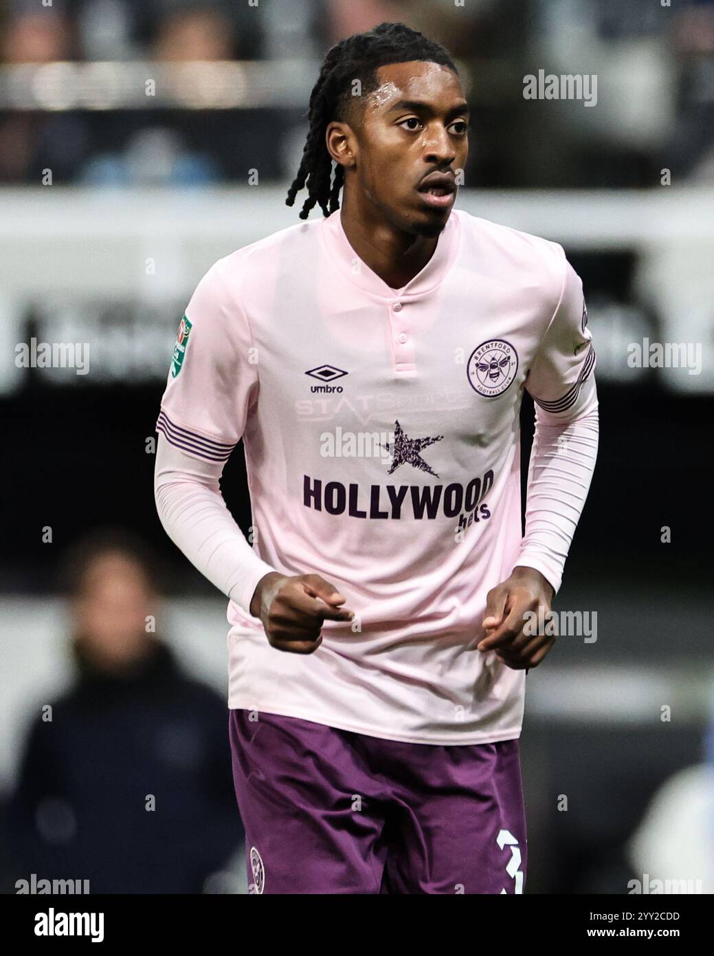 Paris Maghoma of Brentford während des Carabao Cup Quarter Final Newcastle United vs Brentford im St. James's Park, Newcastle, Vereinigtes Königreich, 18. Dezember 2024 (Foto: Mark Cosgrove/News Images) Stockfoto