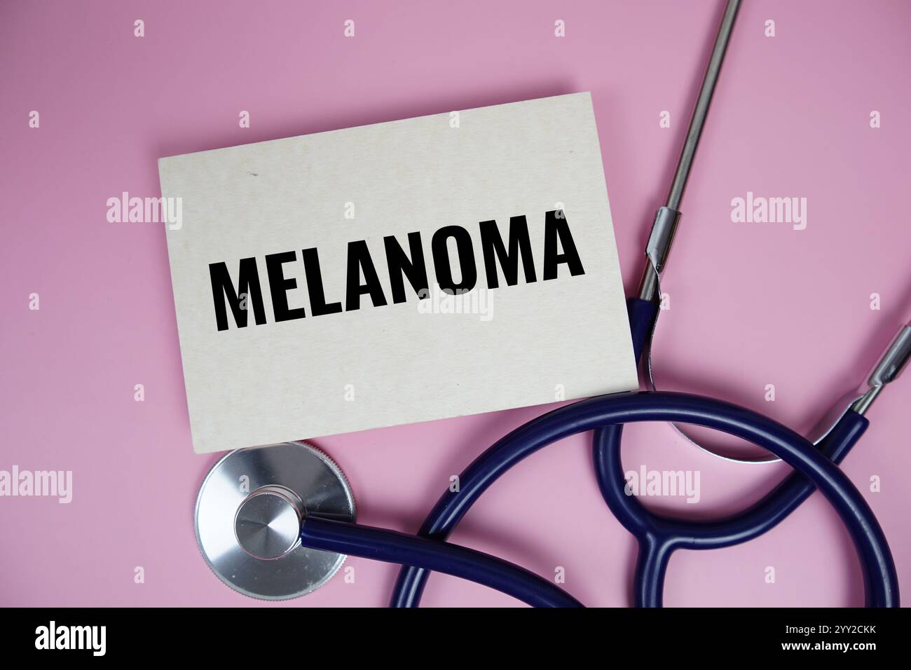 Melanom Text mit Stethoskop Draufsicht auf rosa Hintergrund, gesund und Wellness Konzept Stockfoto