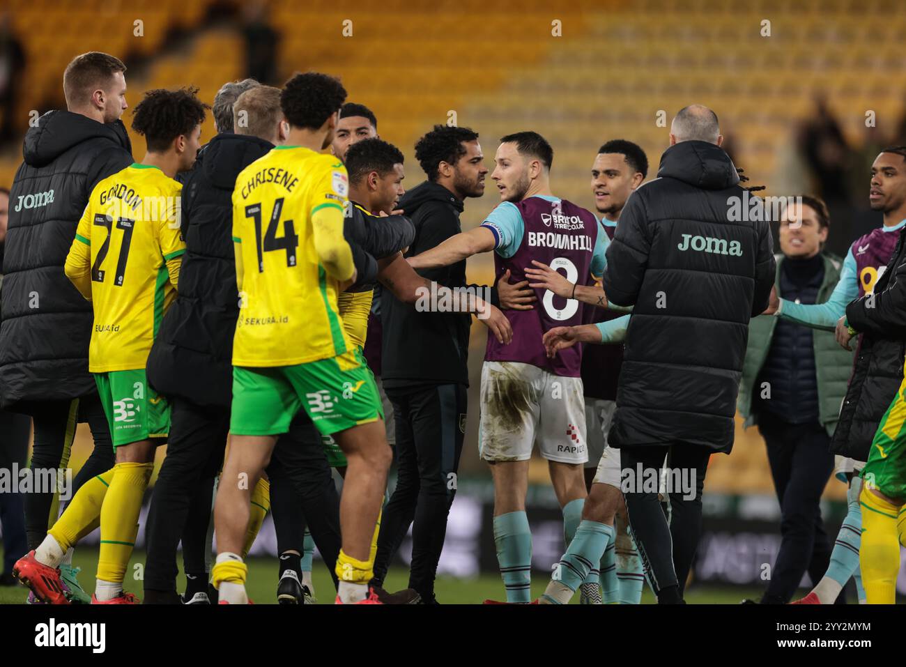 Vollzeit-Scuffle - Norwich City gegen Burnley, Sky Bet Championship, Carrow Road, Norwich, Großbritannien - 15. Dezember 2024 nur redaktionelle Verwendung - es gelten Einschränkungen bei DataCo Stockfoto