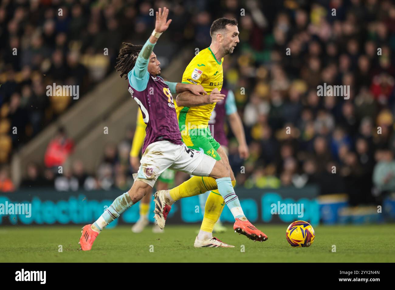 Luca Koleosho aus Burnley und Shane Duffy aus Norwich City - Norwich City gegen Burnley, Sky Bet Championship, Carrow Road, Norwich, Großbritannien - 15. Dezember 2024 nur redaktionelle Verwendung - es gelten Einschränkungen bei DataCo Stockfoto