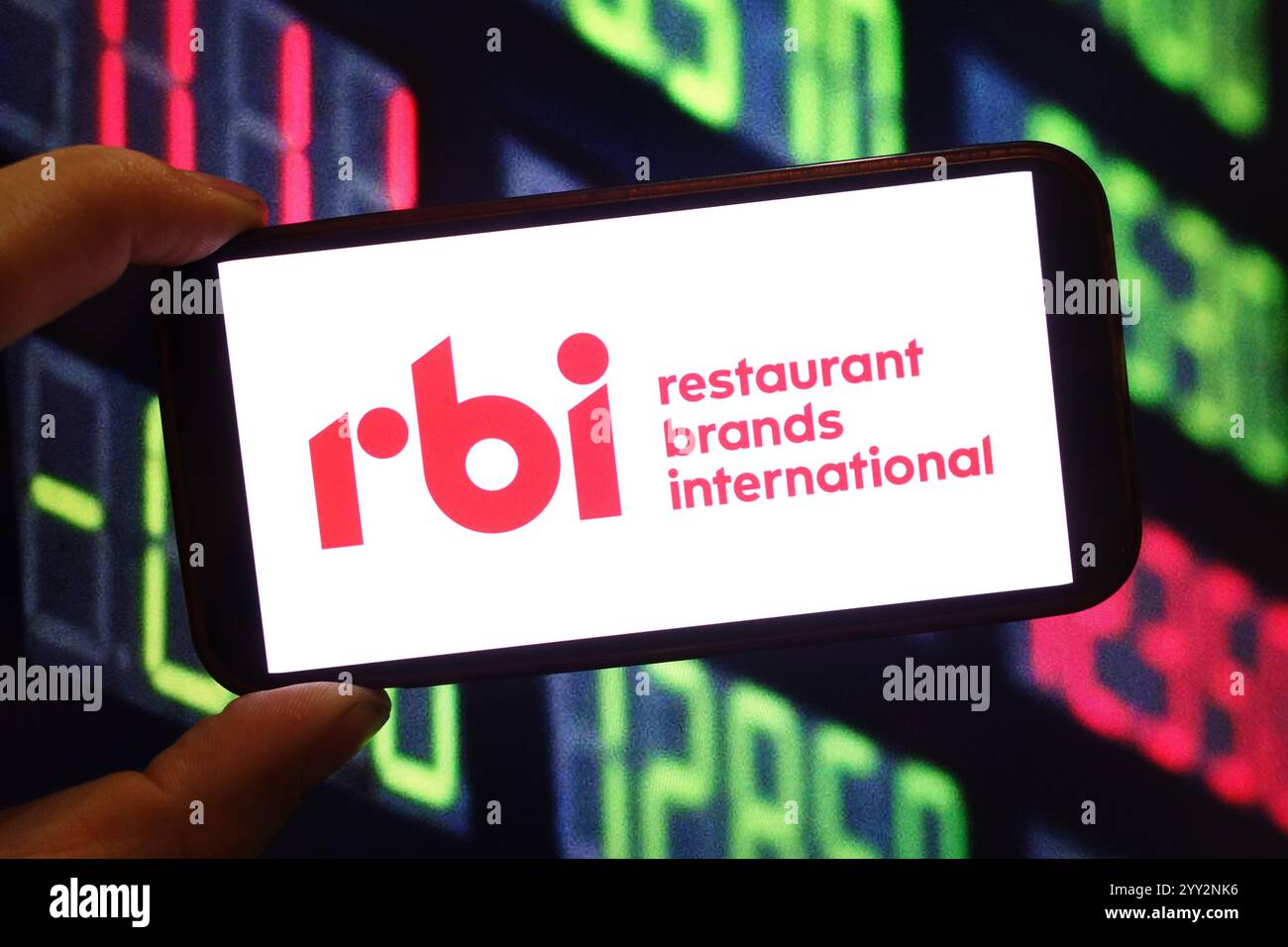 In dieser Abbildung wird das Logo des Unternehmens Restaurant Brands International auf einem Smartphone-Bildschirm angezeigt. Stockfoto