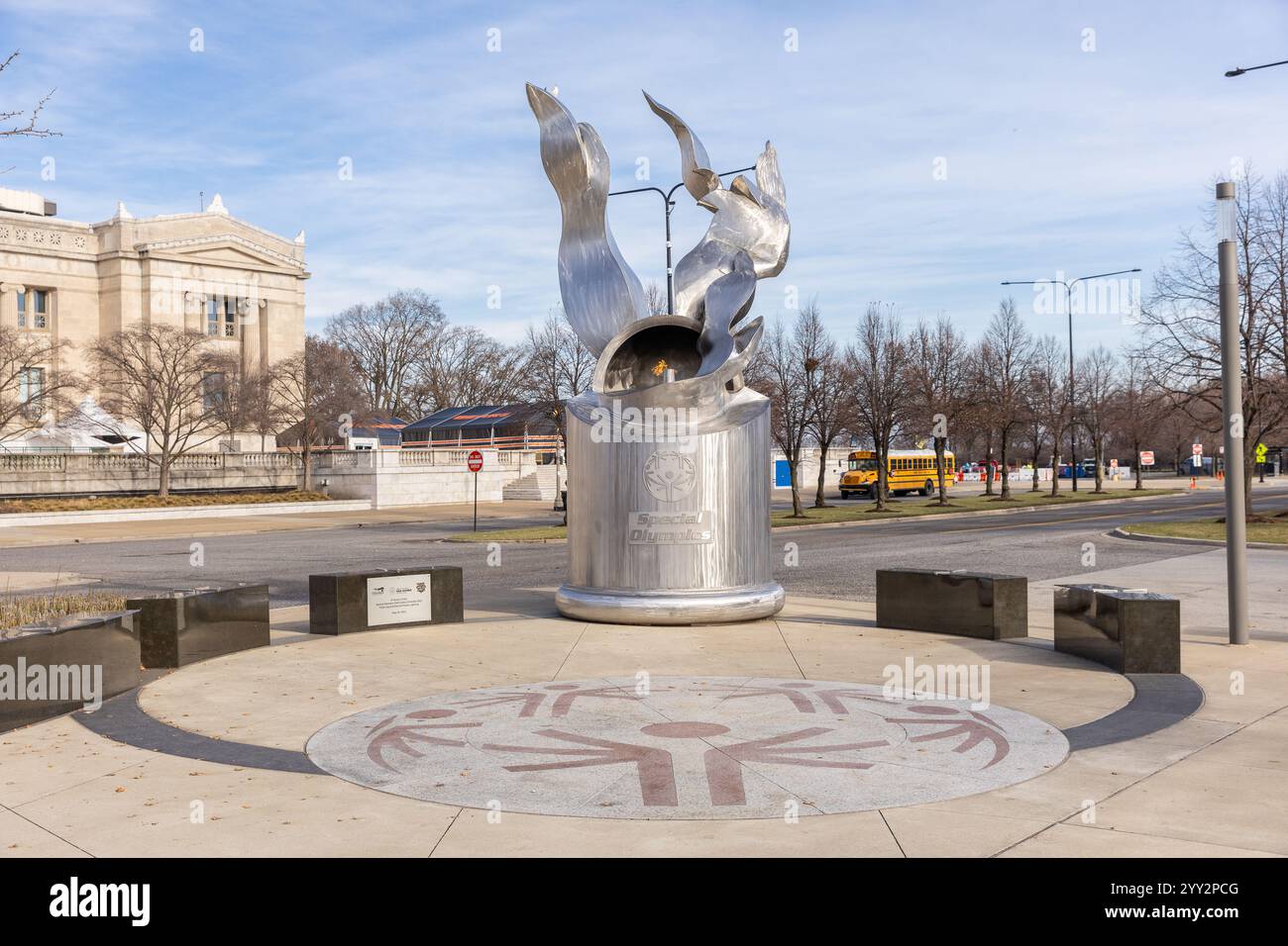 Die Skulptur „Ewige Flamme der Hoffnung“ außerhalb des Soldier Fields soll den 50. Jahrestag der Olympischen Sonderspiele 2018 in Chicago ehren. Stockfoto