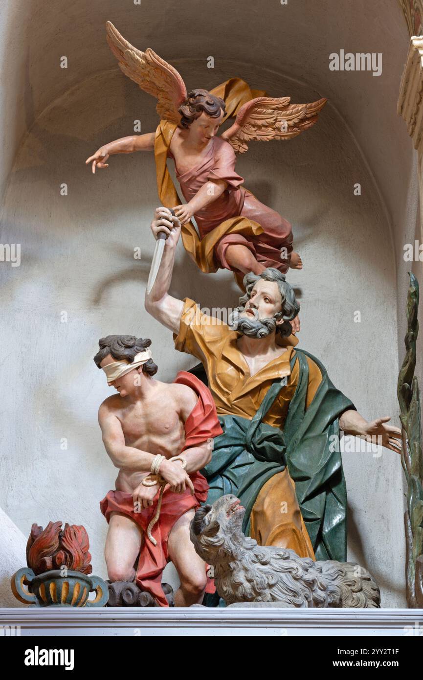 ALESSANDRIA, ITALIEN – 9. SEPTEMBER 2024: Die geschnitzte polychrome Skulpturengruppe – Opfer des Isaak – in der Kirche Chiesa di San Giovannino Stockfoto