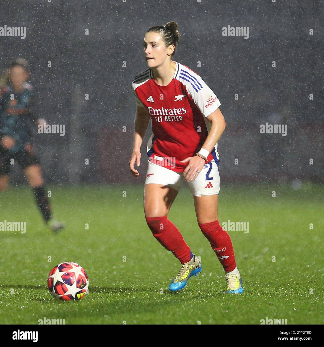 Borehamwood, Vereinigtes Königreich. Dezember 2024. Emily Fox von Arsenal am Ball beim Spiel der UEFA Women's Champions League zwischen Arsenal und Bayern München im Meadow Park. Quelle: Jay Patel/Alamy Live News Stockfoto