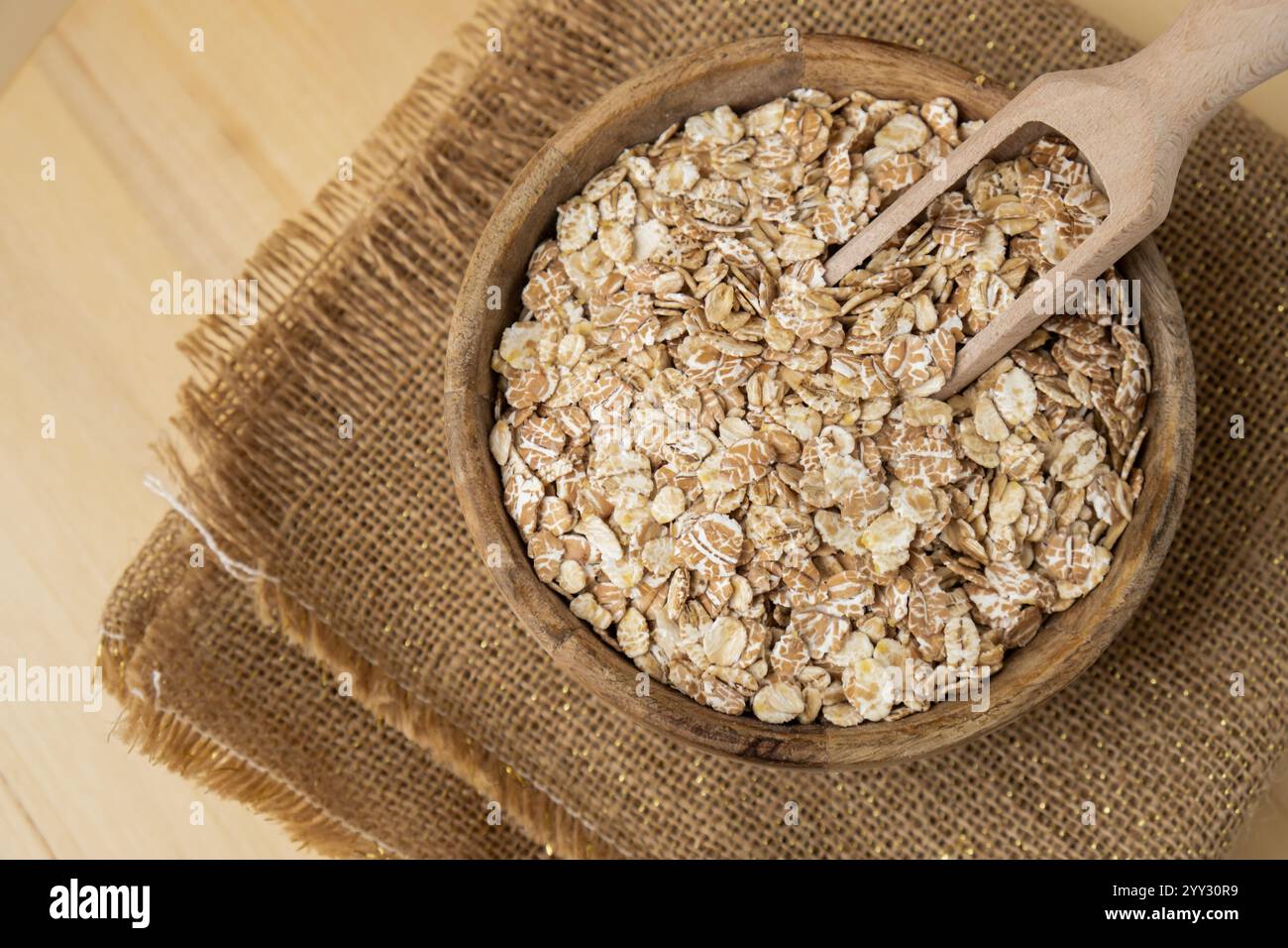 Roher Haferbrei glutenfreies Müsli. Gesundheit Darmvorteile. Konzept alternativer Dinkelvollkornbestandteile. Vegetarische Diätrezepte. Pflanzenbasierte Lebensweise. Copy Space Proteinreiches Essen Stockfoto