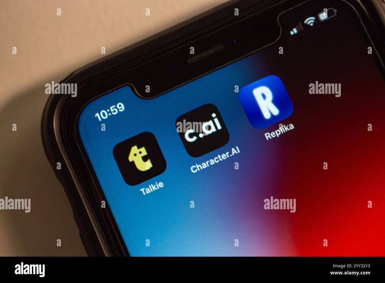 Talkie, Charakter. AI- und Replika-Symbole werden auf einem iPhone angezeigt. KI-gestützte Konversations-Apps und -Dienste im Zusammenhang mit dem Konzept virtueller Charaktere Stockfoto