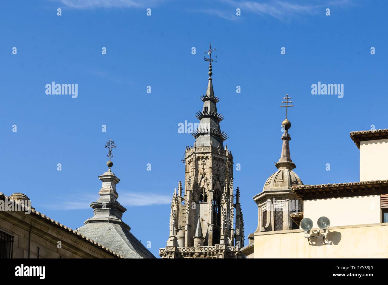 Blick auf die Kuppeln der Primatenkathedrale der Heiligen Maria von Toledo, Spanien mit blauem Himmel Hintergrund Stockfoto