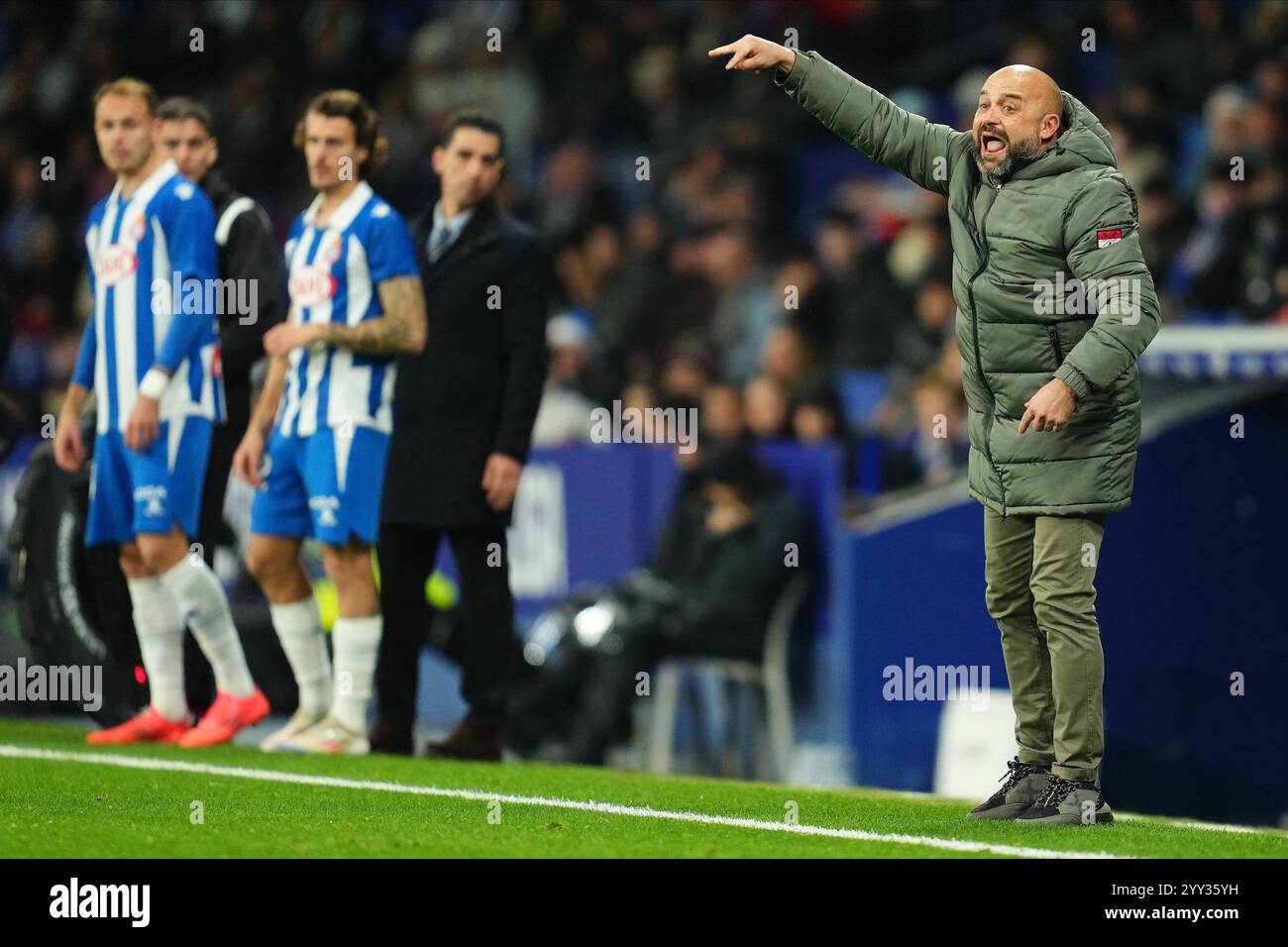 Barcelona, Spanien. Dezember 2024. RCD Espanyol-Cheftrainer Manolo Gonzalez während des La Liga EA Sports Matches zwischen RCD Espanyol und Valencia CF spielte am 18. Dezember 2024 im RCDE-Stadion in Barcelona, Spanien. (Foto: Bagu Blanco/PRESSINPHOTO) Credit: PRESSINPHOTO SPORTS AGENCY/Alamy Live News Stockfoto