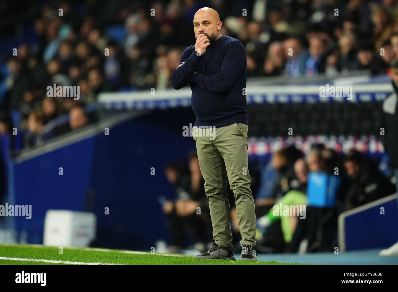 Barcelona, Spanien. Dezember 2024. RCD Espanyol-Cheftrainer Manolo Gonzalez während des La Liga EA Sports Matches zwischen RCD Espanyol und Valencia CF spielte am 18. Dezember 2024 im RCDE-Stadion in Barcelona, Spanien. (Foto: Bagu Blanco/PRESSINPHOTO) Credit: PRESSINPHOTO SPORTS AGENCY/Alamy Live News Stockfoto