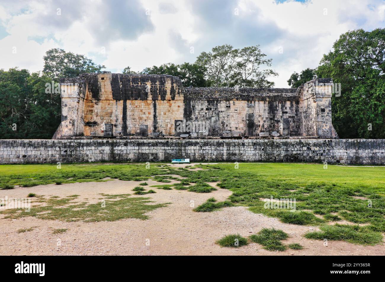 Ruinen des Südtempels mit Reliefs von Schlangengöttern auf dem Great Ball Court oder Juego de Pelota im Great Mayan Complex von Chichen Itza, Mexiko Stockfoto