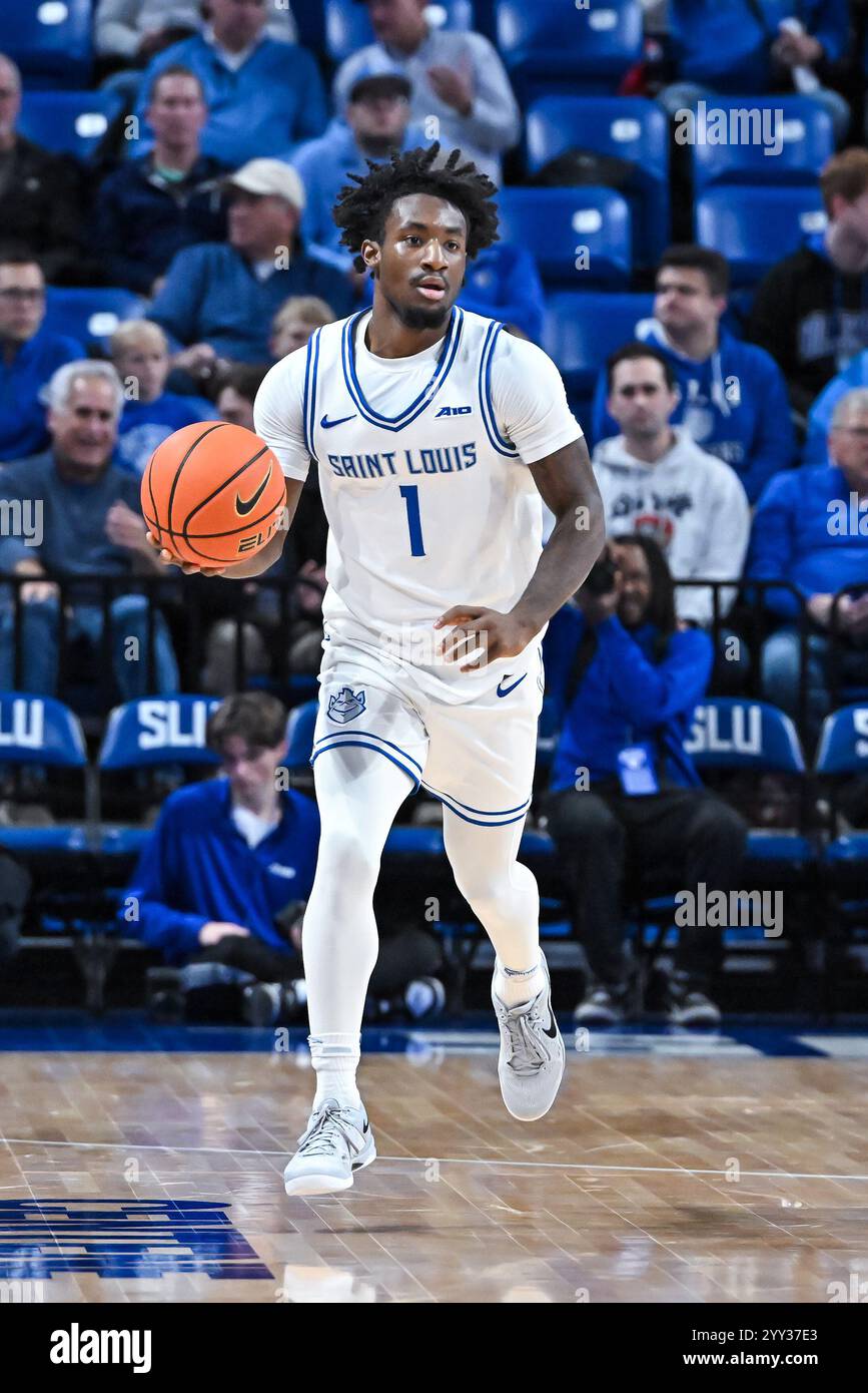 18. DEZEMBER 2024: Die Garde von Saint Louis Billikens, Isaiah Swope (1), bringt den Ball in einem regulären Saisonspiel, bei dem die Wofford Terriers die Saint Louis Billikens besuchten, auf den Platz. Am Mittwoch, 18. Dezember 2024, Richard Ulreich/CSM, in der Chaifetz Arena in St. Louis, MO Stockfoto