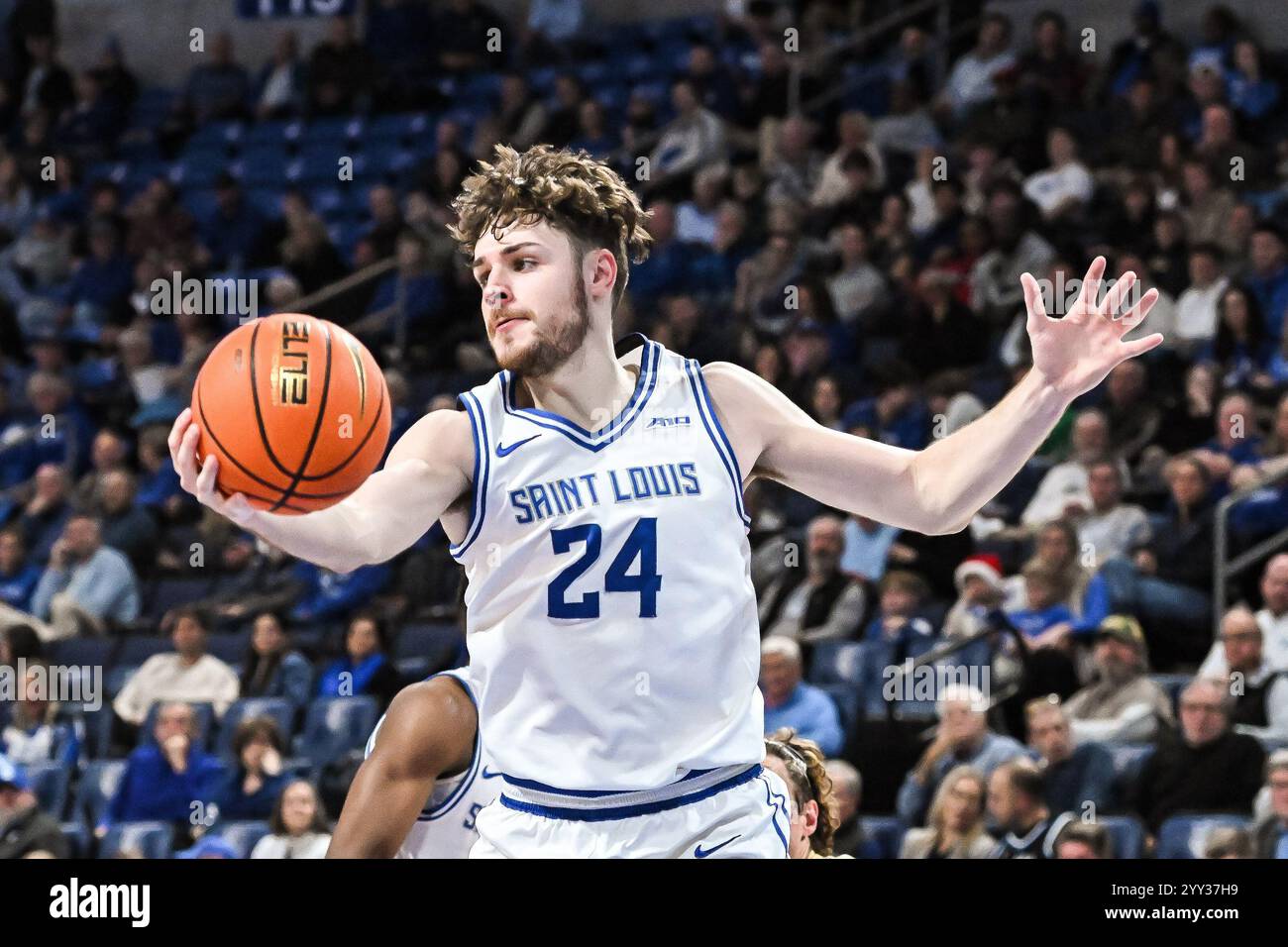 18. DEZEMBER 2024: Gibson Jimerson (24), der Garant von Saint Louis Billikens, holt sich den Rückstoß in einem regulären Saisonspiel, bei dem die Wofford Terriers die Saint Louis Billikens besuchten. Am Mittwoch, 18. Dezember 2024, Richard Ulreich/CSM, in der Chaifetz Arena in St. Louis, MO Stockfoto