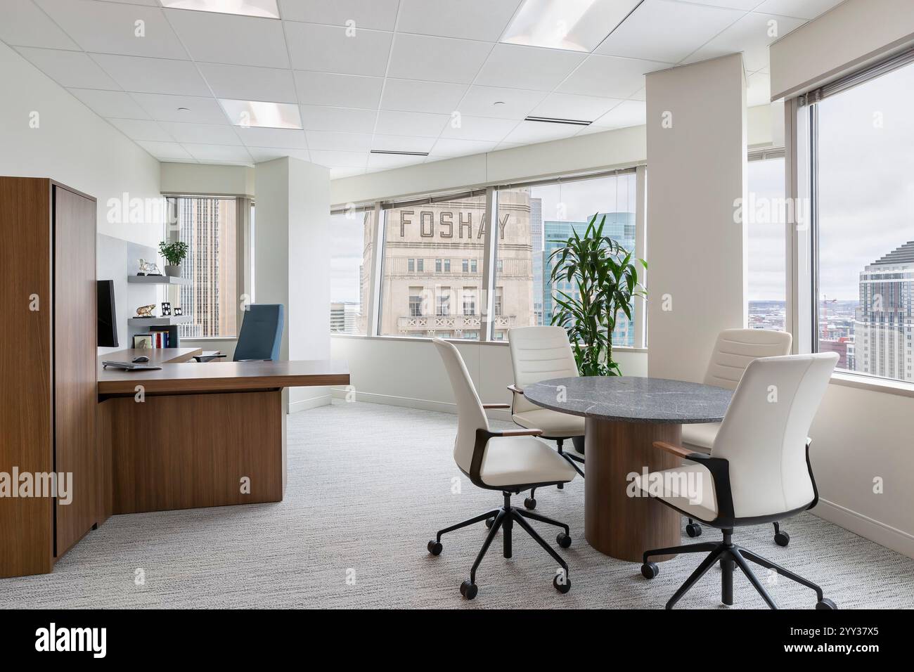 Executive-Büro in einem hohen Gebäude mit Blick auf das historische Gebäude nebenan Stockfoto