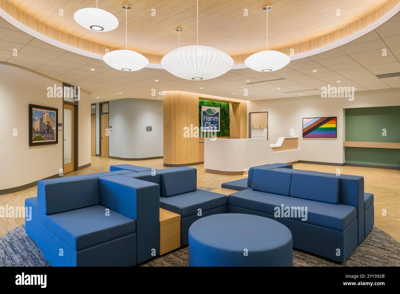 Lobby der Gesundheitsklinik mit runder Decke und farbenfrohen modernen Möbeln Stockfoto